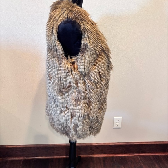 Show Me Your MuMu Luis Faux Chillah Feather Vest, Medium, Festival Boho Western - Picture 7 of 15